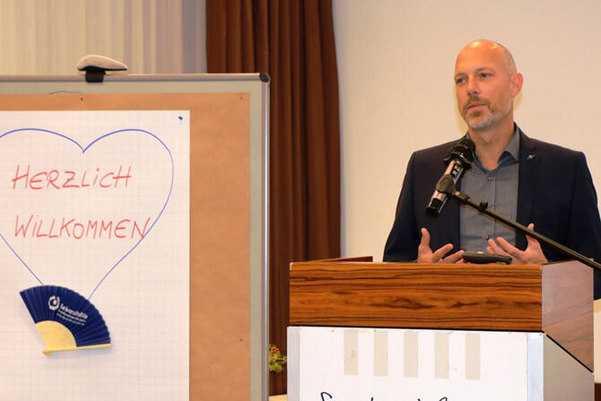 Der Vorstandsvorsitzende der Lebenshilfe Augsburg Peter Goldammer spricht ein Grußwort. (Foto: Lebenshilfe Bayern - Anita Sajer)