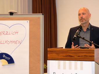 Der Vorstandsvorsitzende der Lebenshilfe Augsburg Peter Goldammer spricht ein Grußwort. (Foto: Lebenshilfe Bayern - Anita Sajer)