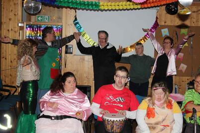 Bunte Faschingsfeier in besonderer Wohnform