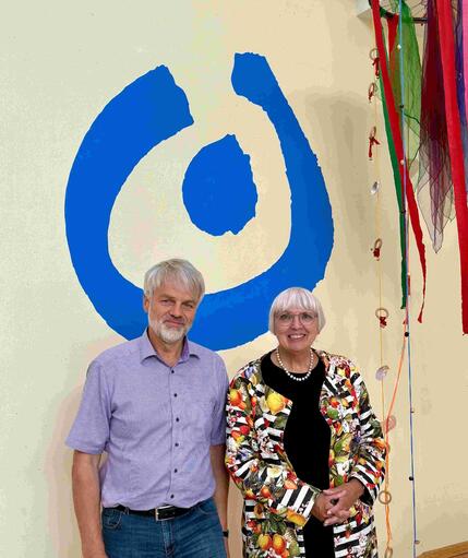 Claudia Roth mit Schulleiter Timm Hasselmeyer beim Besuch in der Brunnenschule