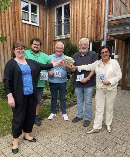 v.l. Hausleitung Rita Hentschel, Dr. Korbinian Seyboth (MGK Haunstetten), Nico Mossesso (Eiscafe Augusta Cafe Spring), Bernhardt Müller (Fahrschule Müller) und Susanne Manz (Augenoptik Ihre Brille)