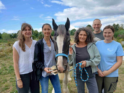 Von links nach rechts: Vorstandsassistenz Tierschutzverein Ella Buchschuster, Lehrkräfte der Brunnenschule Lena Kießling, Michaela Salvamoser und Daniel Kraus, Tierpflegerin Paula Schöbel