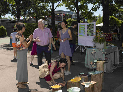 Viele Besucher unseres diesjährigen Maifestes konnten sich am Stand von Fr. Kießling über das Projekt und das Rotary-Engagement informieren. Mit auf dem Bild Heinz Paula, der Vorsitzende des Tierschutzvereines.