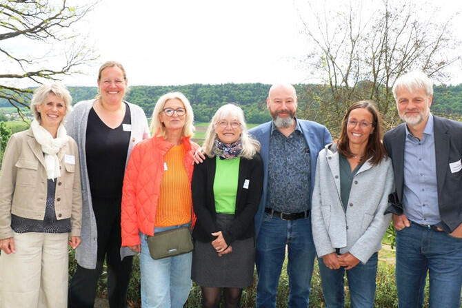Das Tagungsteam freute sich über das große Interesse (von links): Gastreferentin Evelyn Peppler, Sabine Klotz, Lebenshilfe Bayern, Brigitte Daubner-Marcordes, Fürth, Carmen Czerny, Neustadt/Aisch, Dr. Peter Heinrich, Rhön-Grabfeld, Marion Scholz, Deggendorf, und Timm Hasselmeyer, Augsburg. (Foto: Lebenshilfe Bayern - Silvia Drummer)